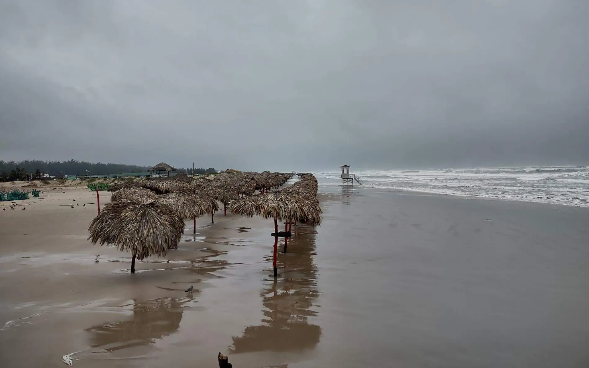 Marejada causa daños a infraestructura de playa Miramar Juan Hernández (2)